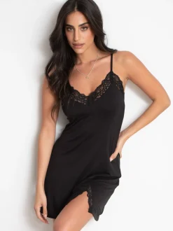 Zwart - Pour Moi - Sofa Loves Lace - Zachte jersey slipdress met split en verborgen ondersteuning