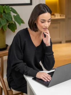 Zwart - Pour Moi The Softest Off Duty Relaxed V-Neck Sweatshirt