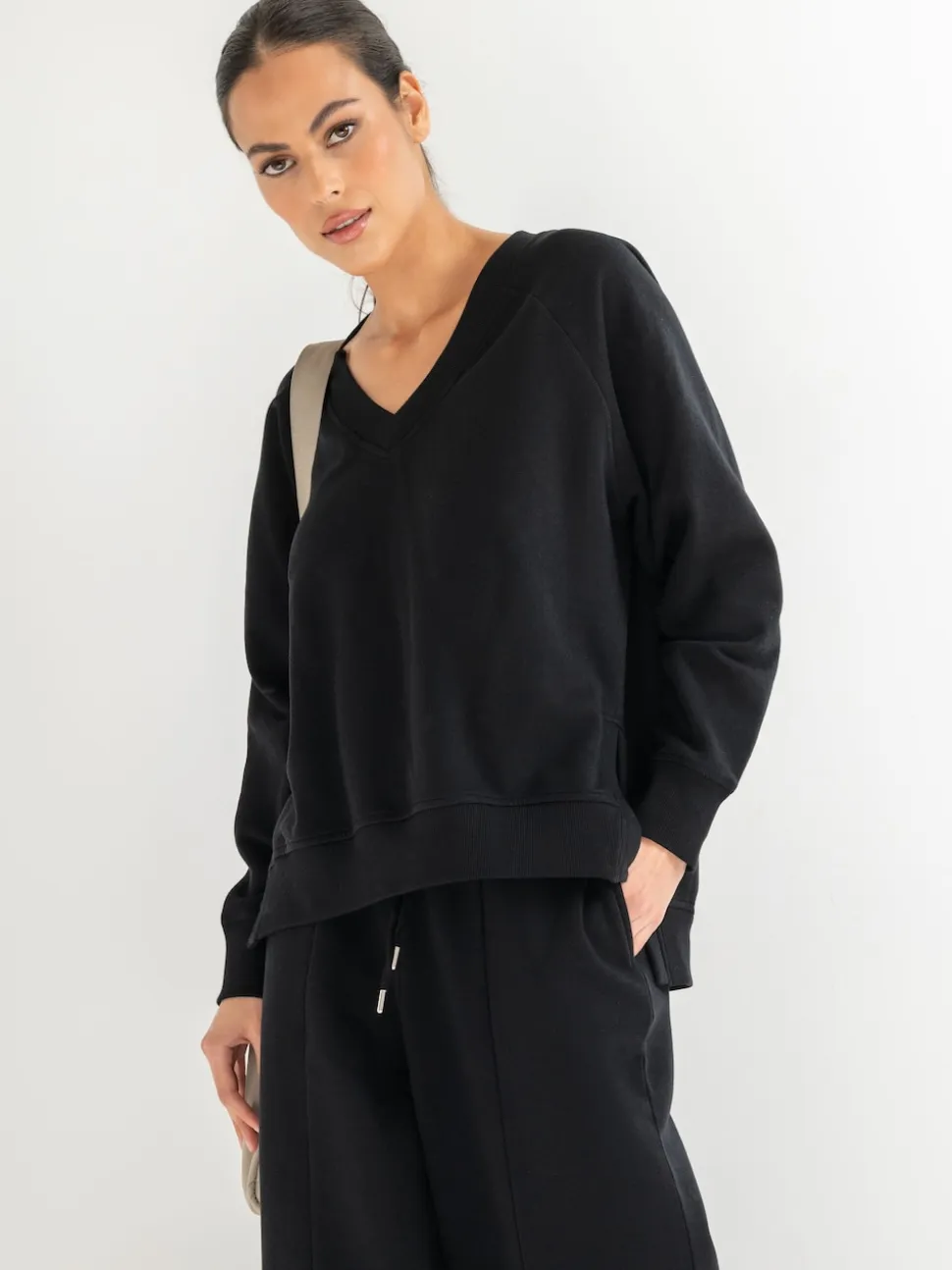 Zwart - Pour Moi The Softest Off Duty Relaxed V-Neck Sweatshirt