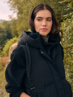 Zwart - Regenbestendige bodywarmer met capuchon en gebreide kraag