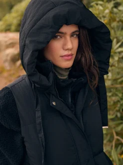 Zwart - Regenbestendige bodywarmer met capuchon en gebreide kraag
