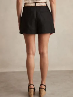 Zwart - Reiss Beau linnen shorts met geplooide voorkant en ceintuur