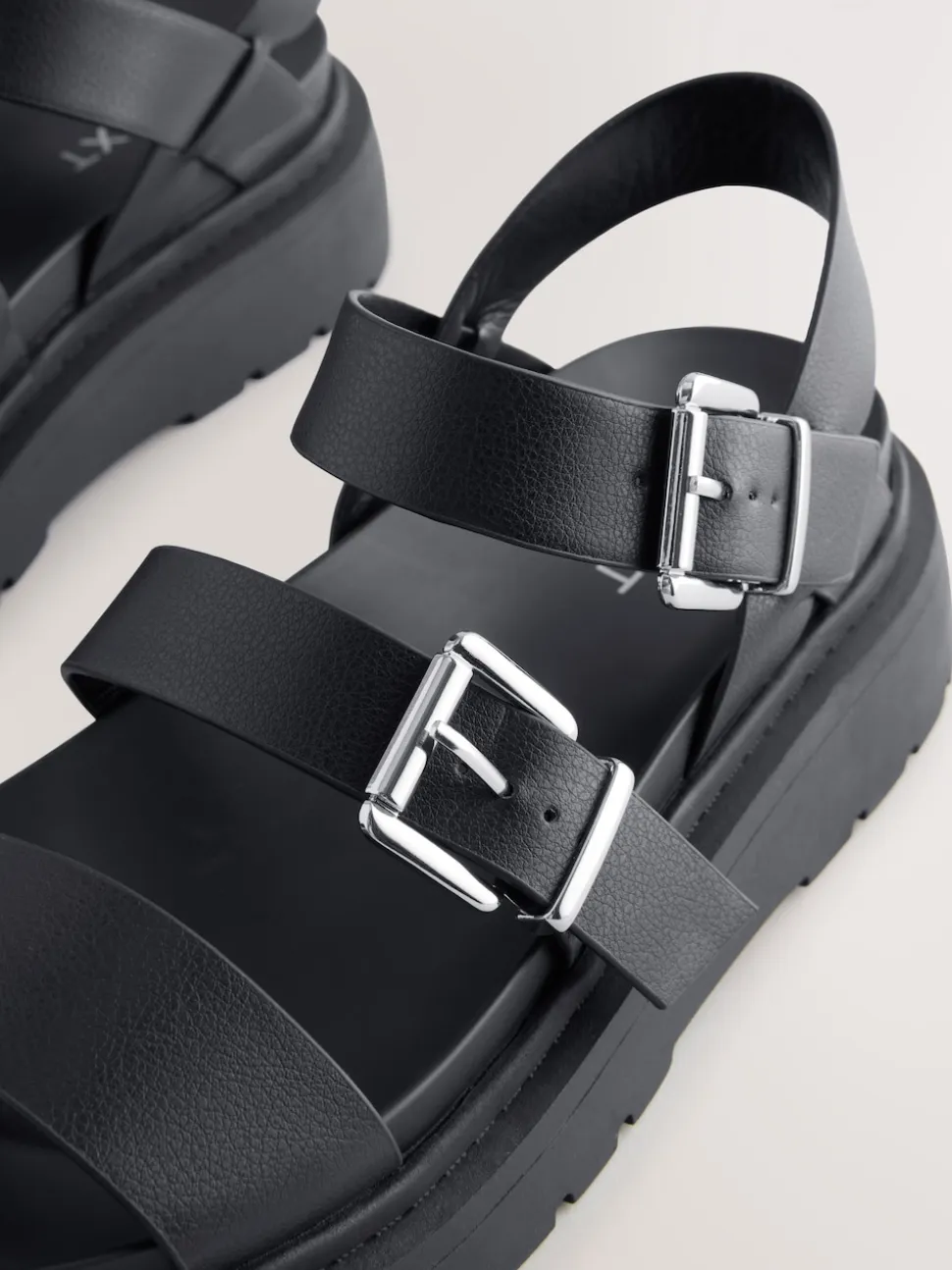 Zwart - Sandalen met dikke zool en gesp