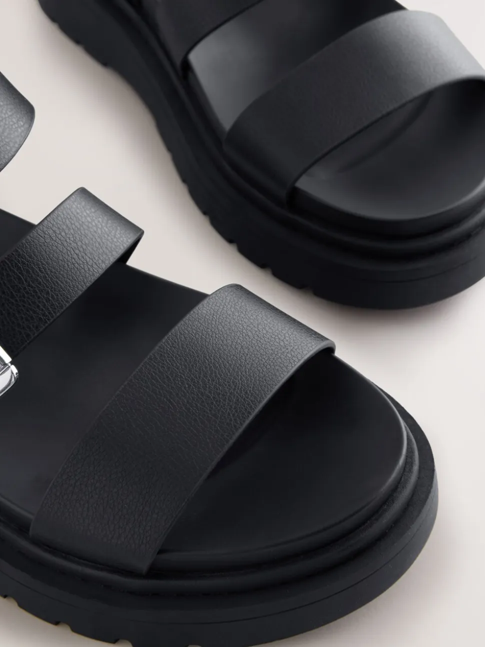 Zwart - Sandalen met dikke zool en gesp