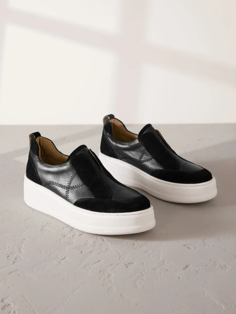 Zwart - Signature leren instapsneakers met dikke zool en plateauzool