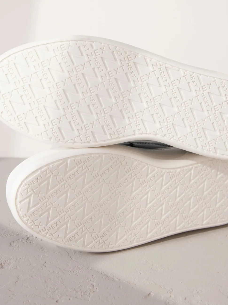 Zwart - Signature leren instapsneakers met dikke zool en plateauzool