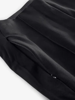 Zwart - Smalle vormgevende broek