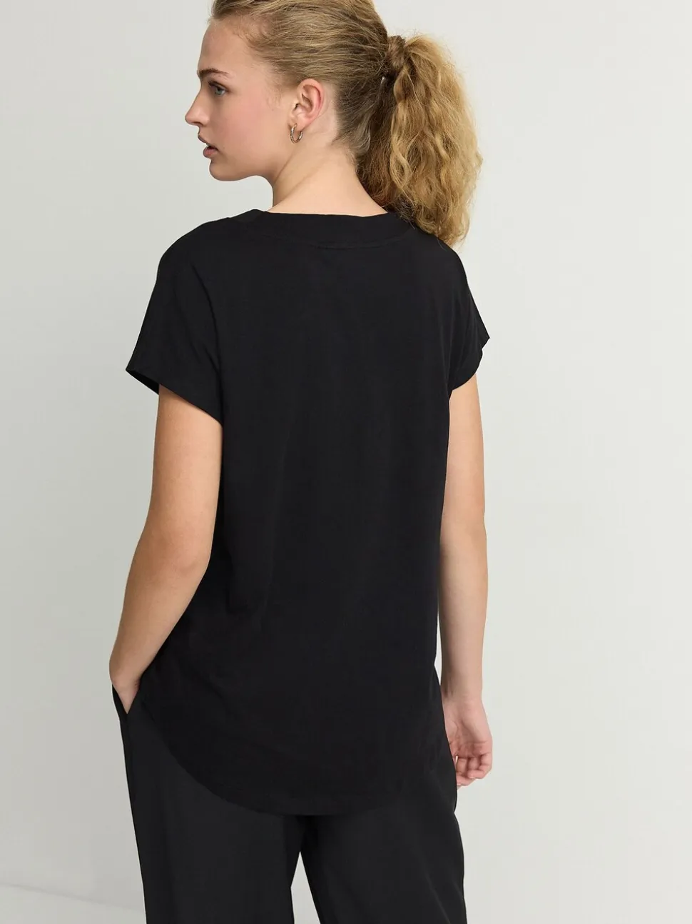 Zwart - T-shirt met V-hals en kapmouwtjes