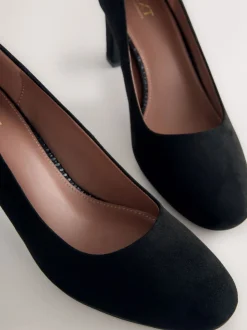 Zwart imitatiesuède - Forever Comfort® Round Toe Block Court Heels