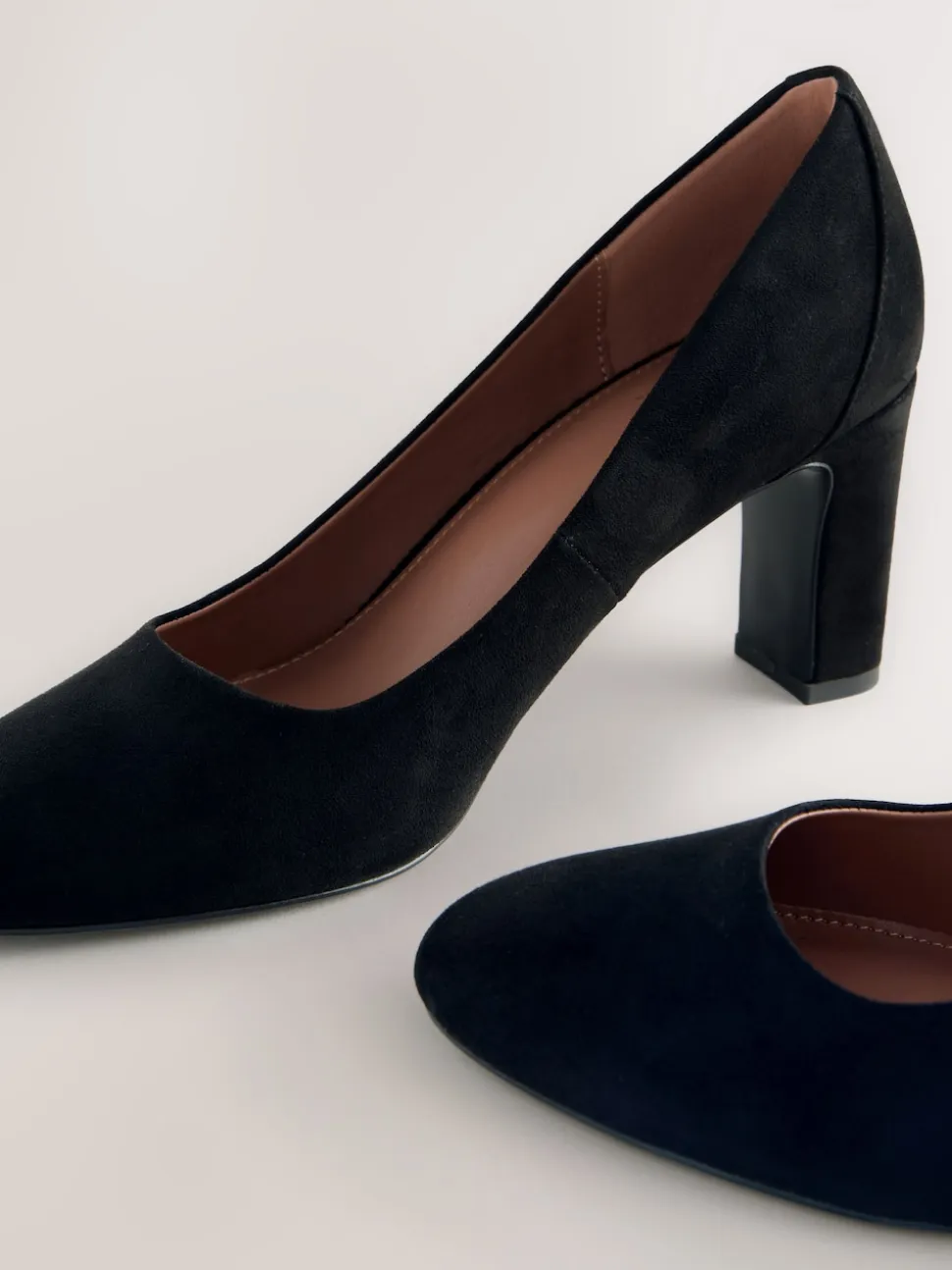 Zwart imitatiesuède - Forever Comfort® Round Toe Block Court Heels