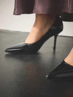 Zwart lak - Forever Comfort® Point Toe Court Heels