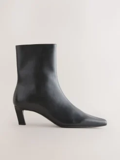 Zwart leer - Forever Comfort® enkellaarsjes met hak en spitse neus