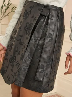 Zwart met geborduurde bloemen - Love & Roses Faux Leather Wrap Mini Skirt