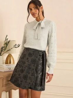 Zwart met geborduurde bloemen - Love & Roses Faux Leather Wrap Mini Skirt