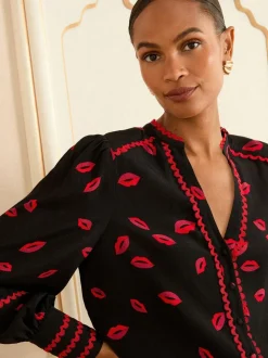 Zwart met lippenprint - Love & Roses blouse met lange mouwen en inkeping