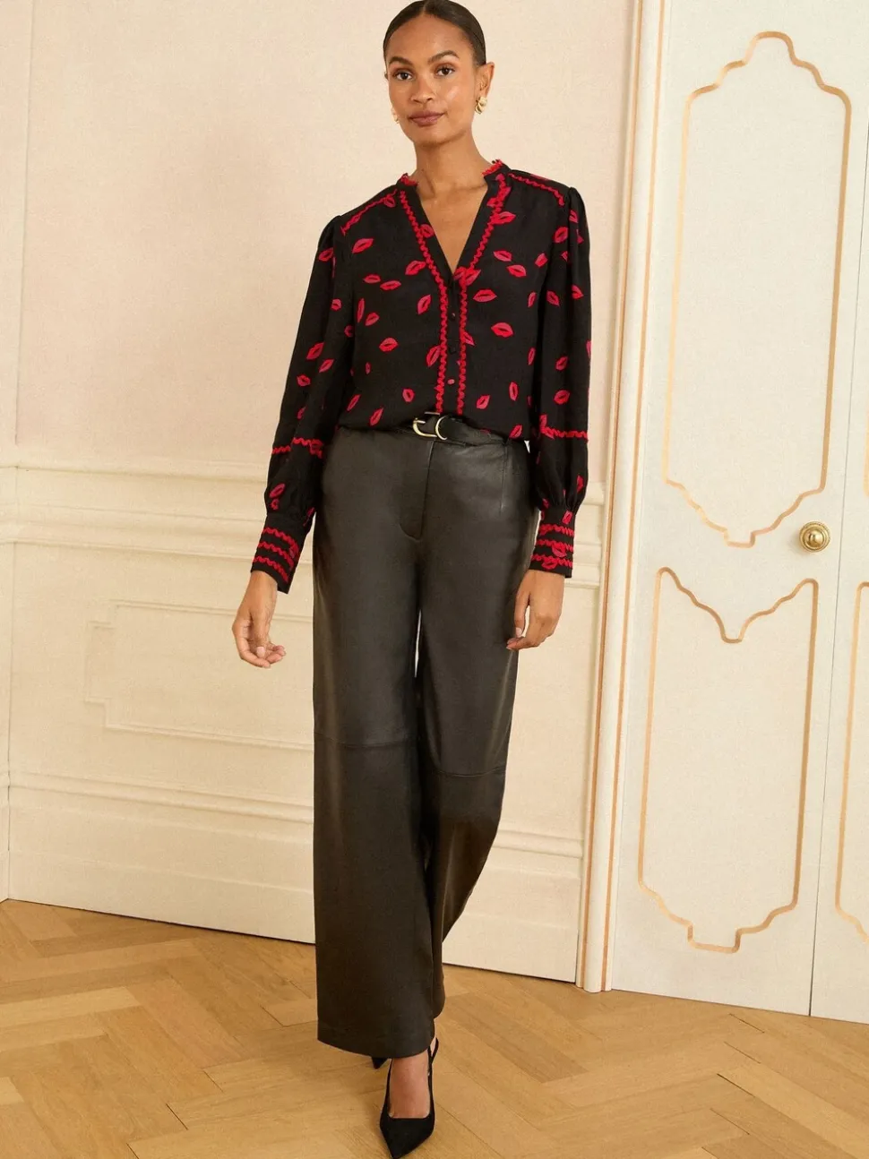 Zwart met lippenprint - Love & Roses blouse met lange mouwen en inkeping