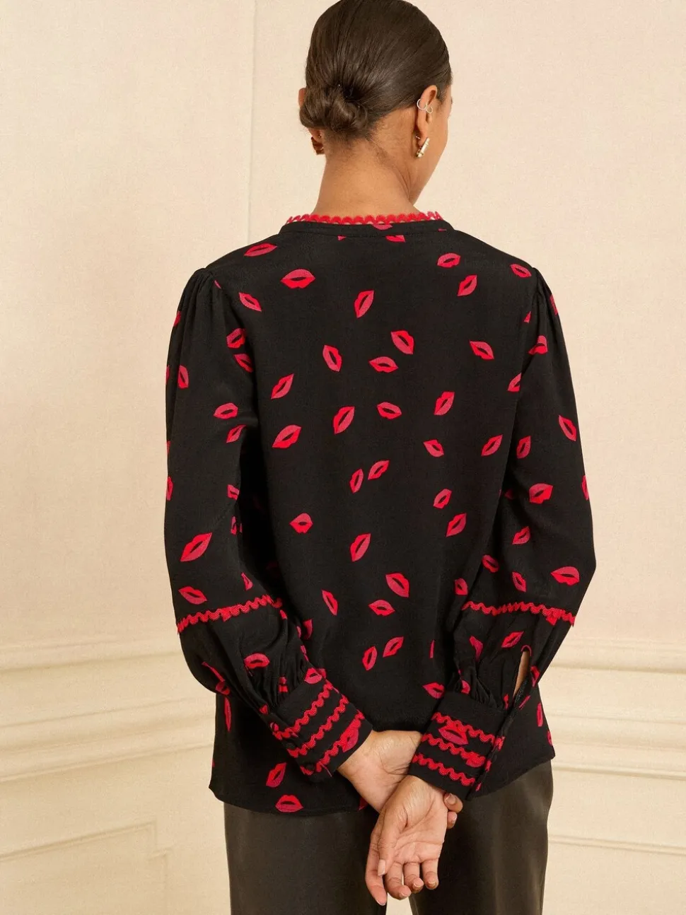 Zwart met lippenprint - Love & Roses blouse met lange mouwen en inkeping
