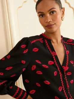 Zwart met lippenprint - Love & Roses blouse met lange mouwen en inkeping