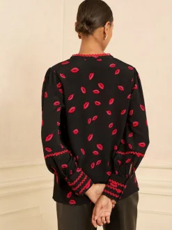 Zwart met lippenprint - Love & Roses blouse met lange mouwen en inkeping