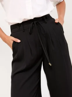 Zwart met riem - Wijduitlopende Lipsy broek