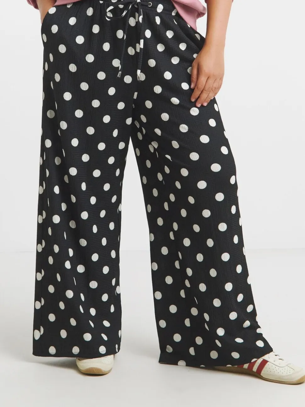 Zwart met stippen - Simply Be Textured Jersey Drawstring Wide Leg Trousers