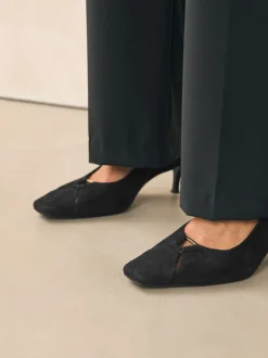 Zwart suède - Leren slingbackhakken met uitsnijdingen en hardwaredetails
