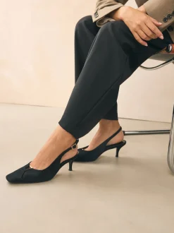 Zwart suède - Leren slingbackhakken met uitsnijdingen en hardwaredetails