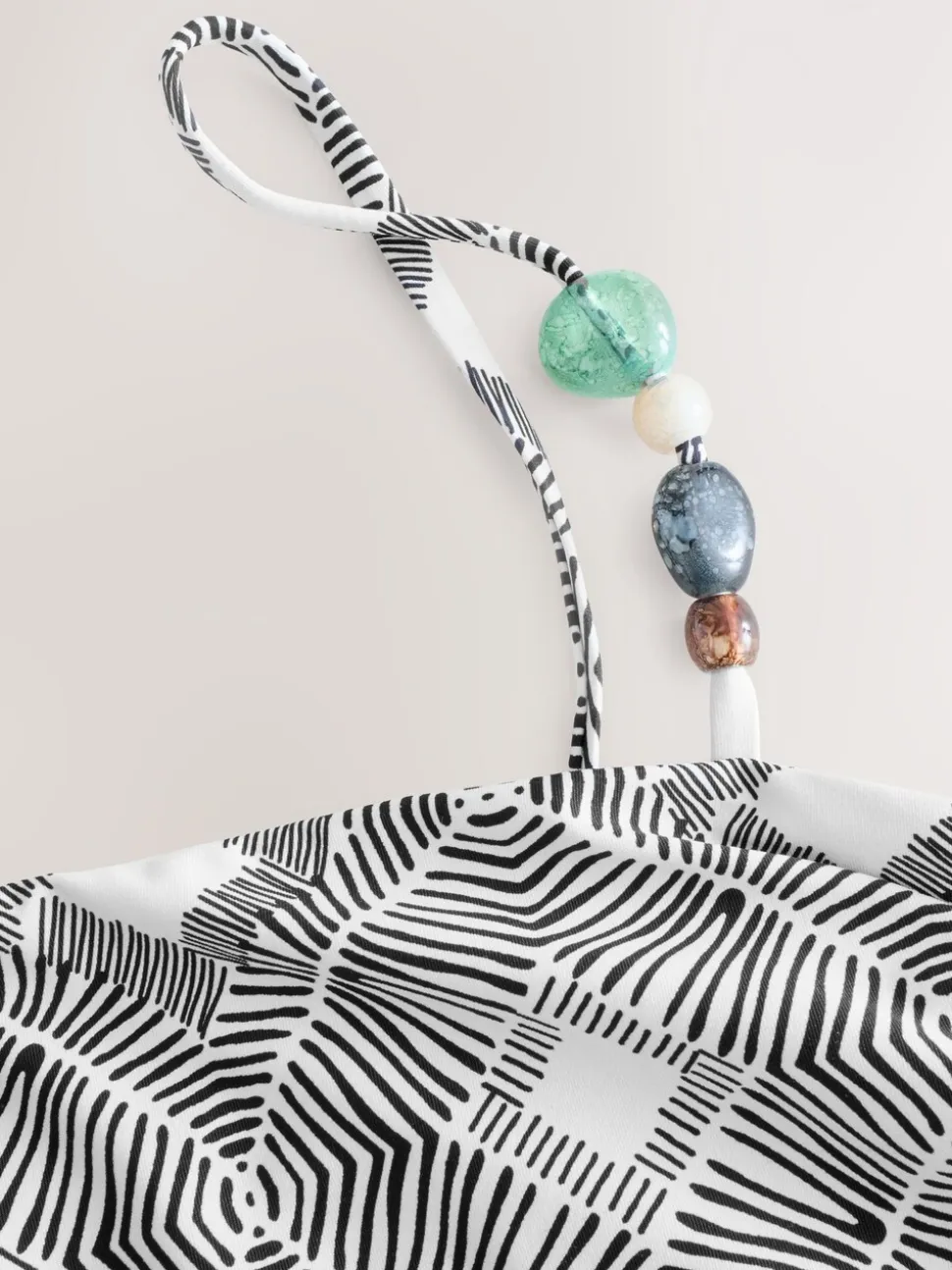 Zwart/crème met aztekenprint - Asymmetrische bikinitop met kralen