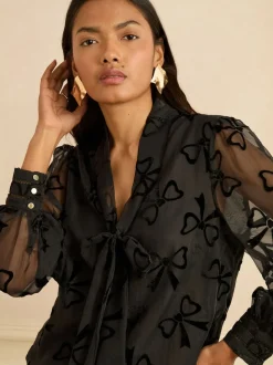 Zwarte Fluwelen Strik - Love & Roses blouse met lange mouwen en striksluiting