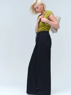 Zwarte wassing - Denim joggingbroek met plooitjes en wijde pijpen
