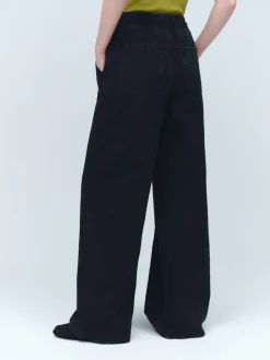 Zwarte wassing - Denim joggingbroek met plooitjes en wijde pijpen