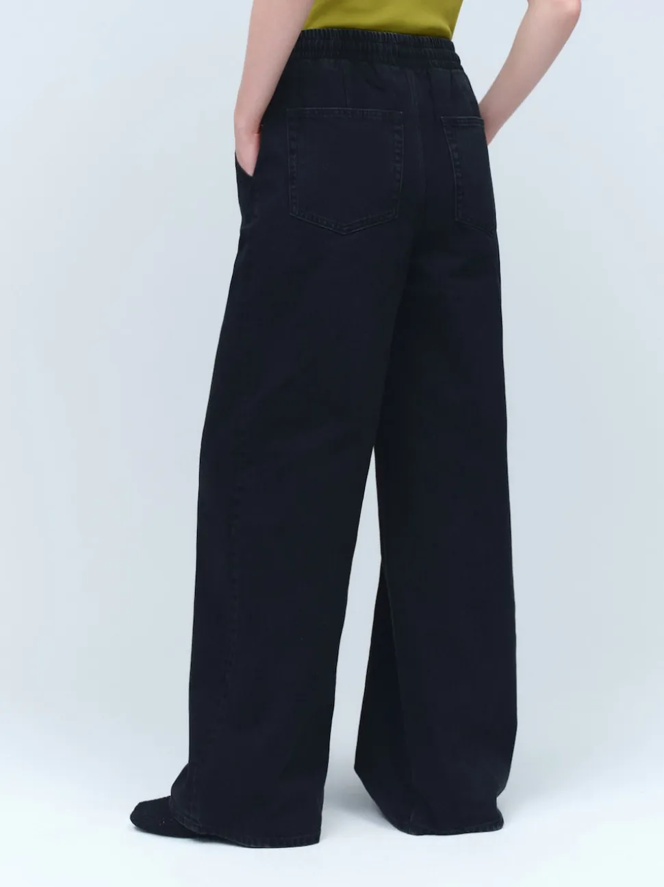 Zwarte wassing - Denim joggingbroek met plooitjes en wijde pijpen
