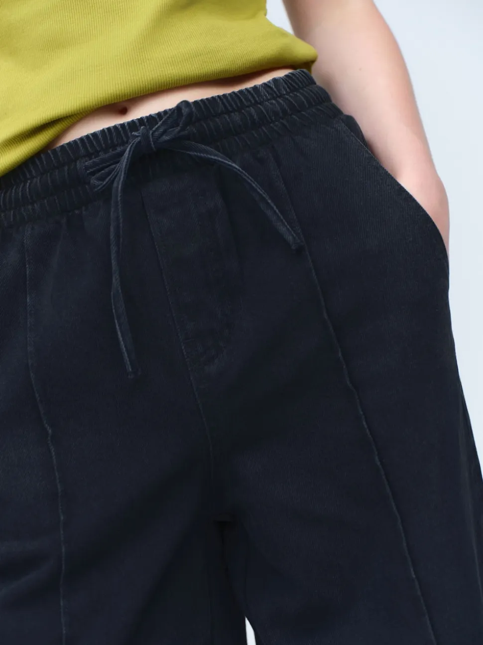 Zwarte wassing - Denim joggingbroek met plooitjes en wijde pijpen
