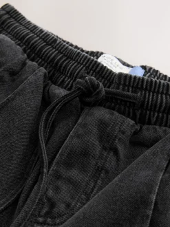 Zwarte wassing - Denim joggingbroek met plooitjes en wijde pijpen