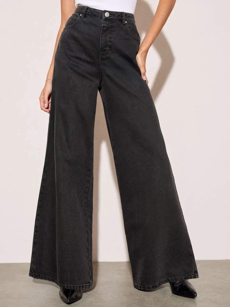 Zwarte wassing - Friends Like These - Relaxte jeans met wijde pijpen