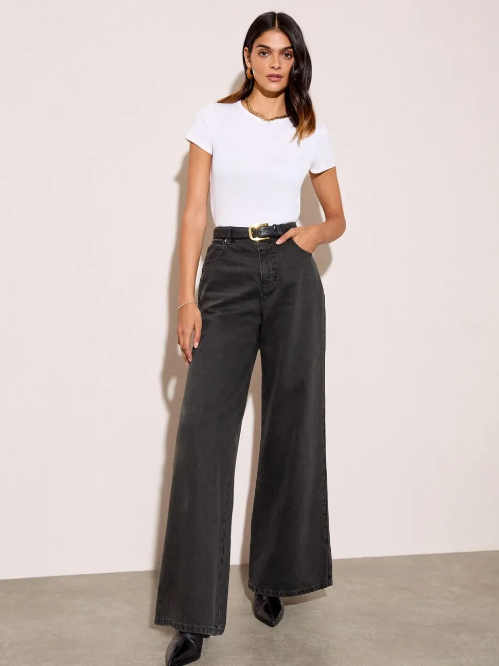Zwarte wassing - Friends Like These - Relaxte jeans met wijde pijpen