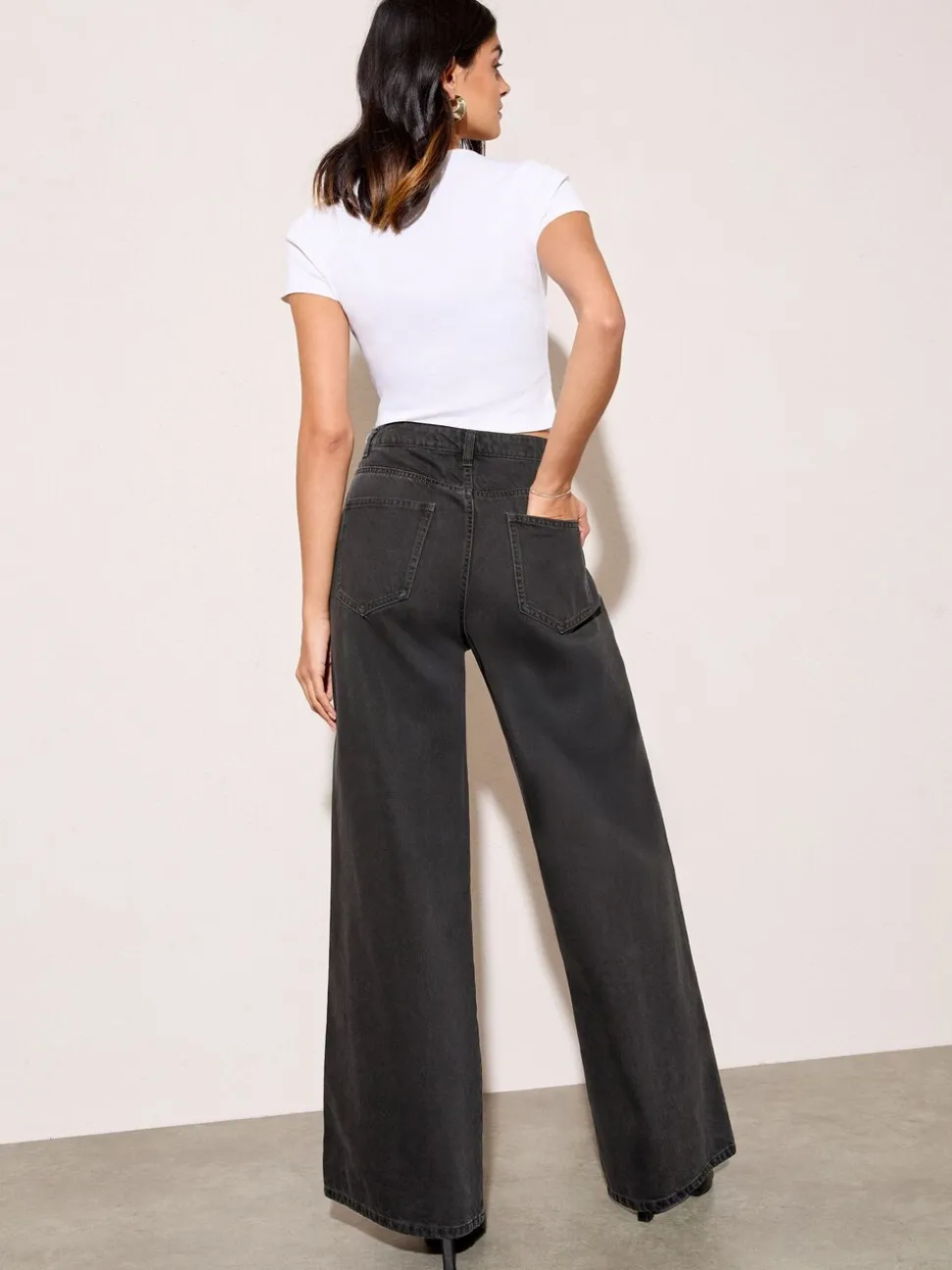 Zwarte wassing - Friends Like These - Relaxte jeans met wijde pijpen