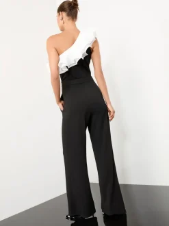 Zwart/wit - Lipsy jumpsuit met ruches en een blote schouder