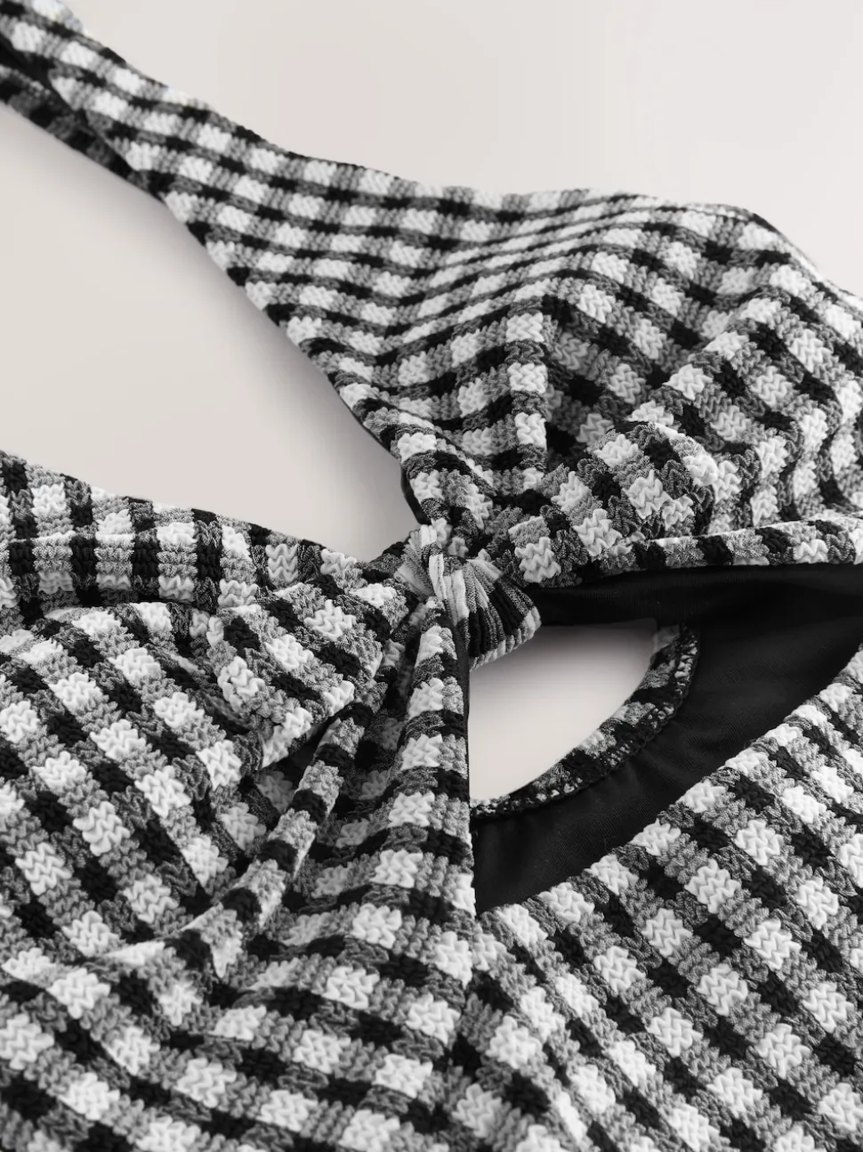 Zwart/wit gekreukte gingham-ruit - Uitgesneden plooi buik controle Zwempak