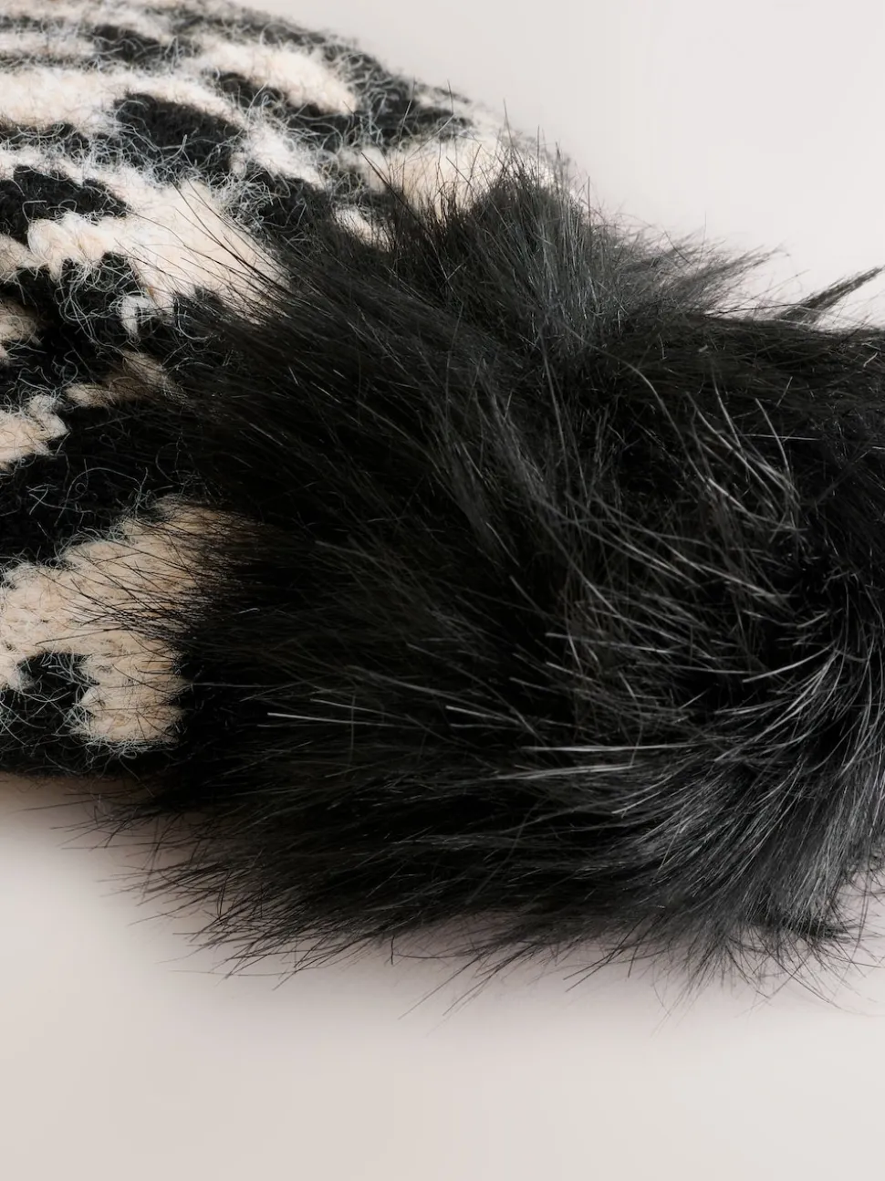 Zwart/wit met dierenprint - Gebreide muts met pompon