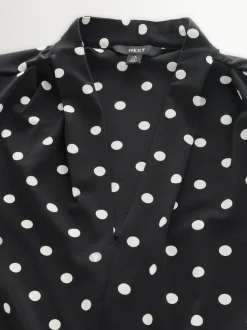 Zwart-wit met stippen - Blouse met V-hals en lange mouwen