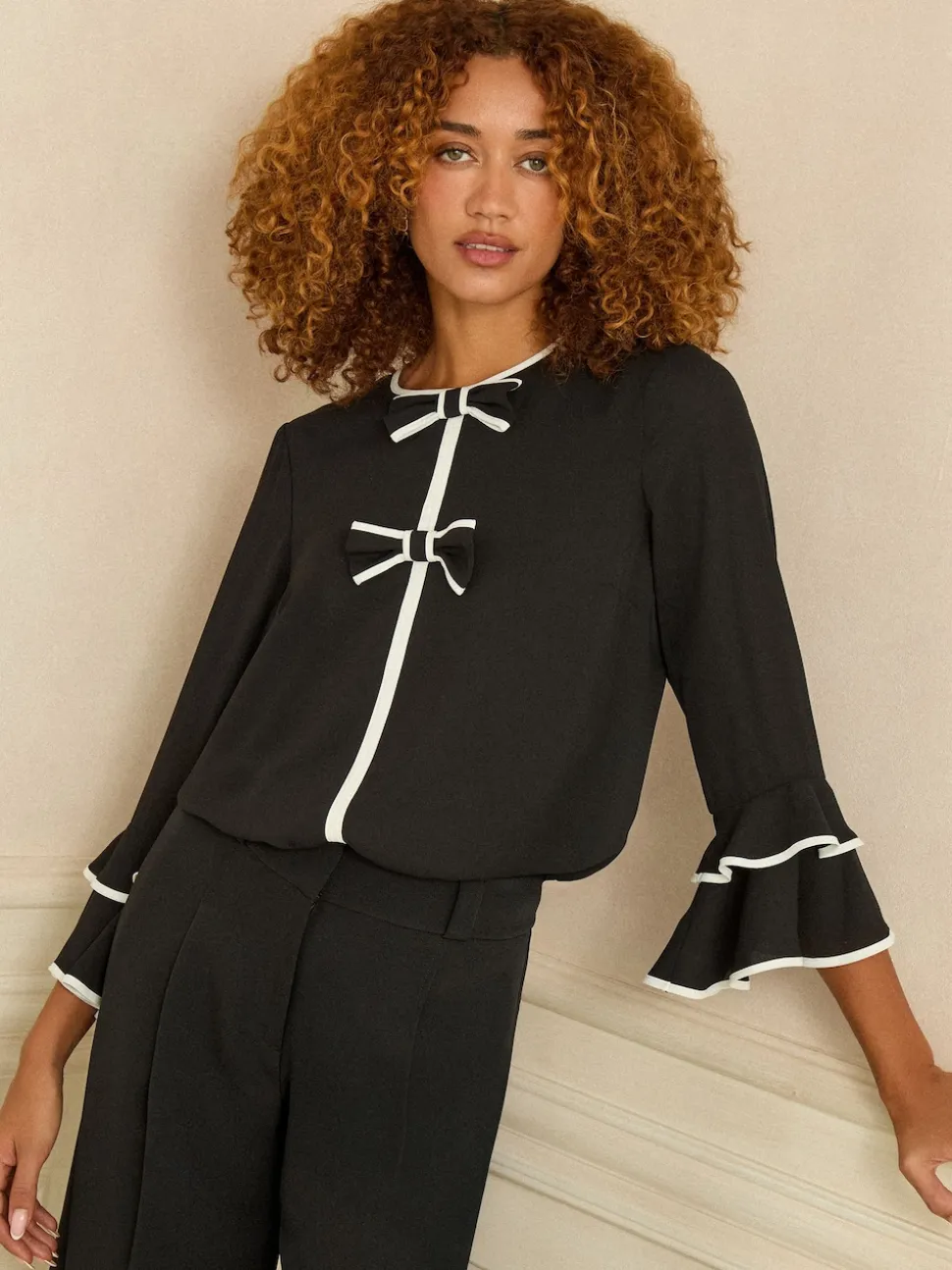 Zwart-witte strik - Love & Roses Crew Neck Pleated Flute Sleeve Blouse